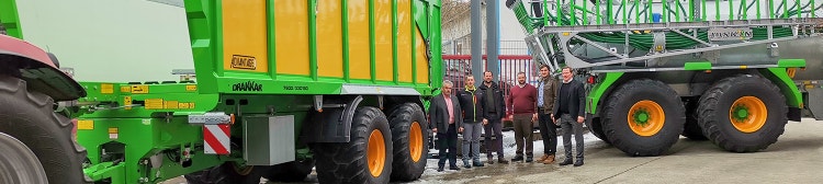 Eder Team mit rechts und links Anhängern von Joskin