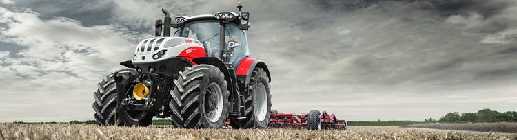 Bild eines Steyr New Terrus auf einem Feld