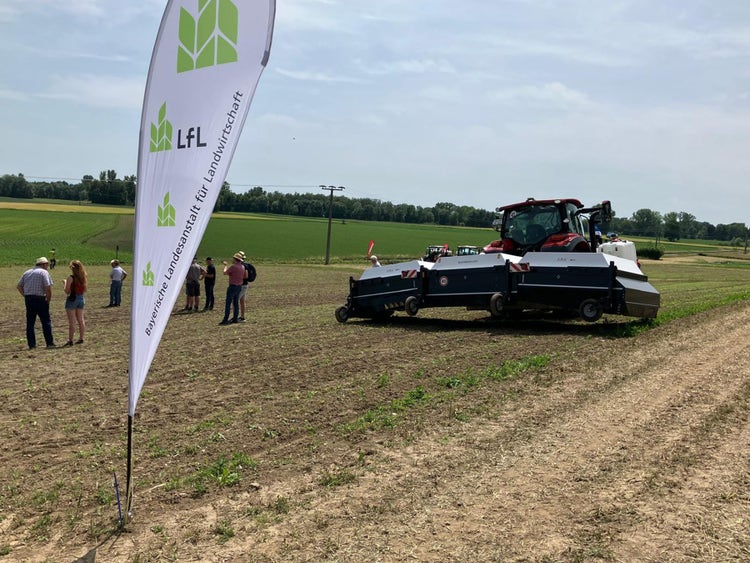 ARA von Ecorobotix auf dem Feld mit Interessenten beim Feldtag