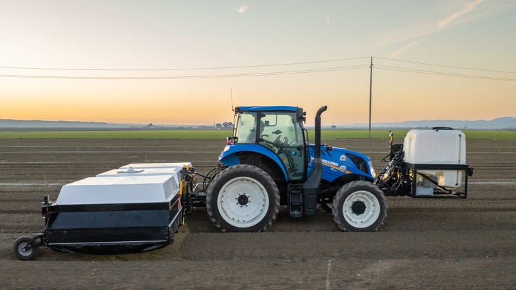 New Holland Traktor mit der ARA von Ecorobotix auf dem Feld