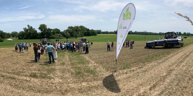 Bild vom Feldtag mit ARA von Ecorobotix und vielen Besuchern