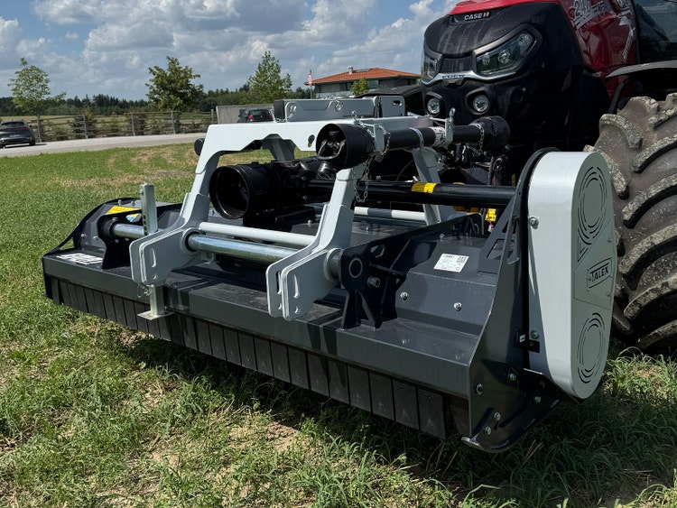Bild von einem EMAT Mulchgerät mit einem Traktor.