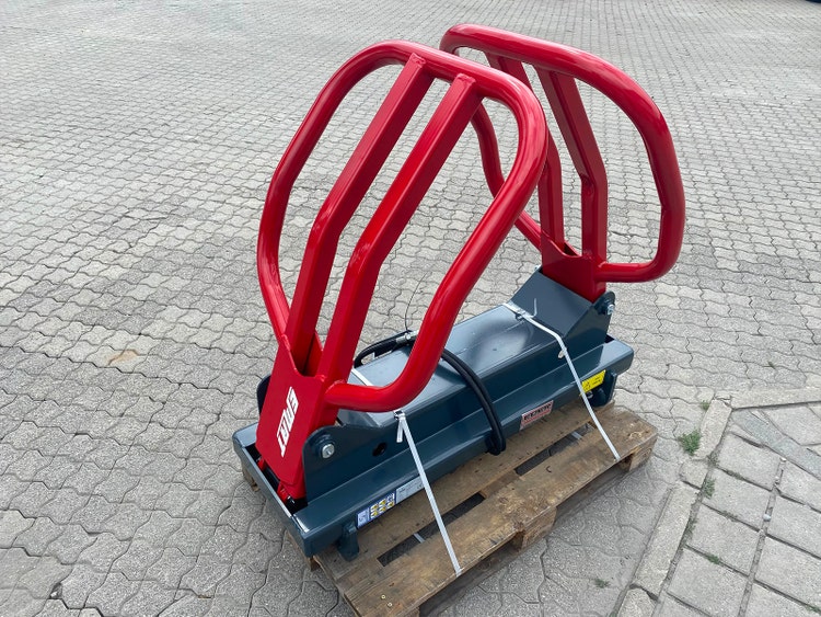 Hydraulische Ballenzange mit roten Greifarmen für Frontlader und Hoflader.