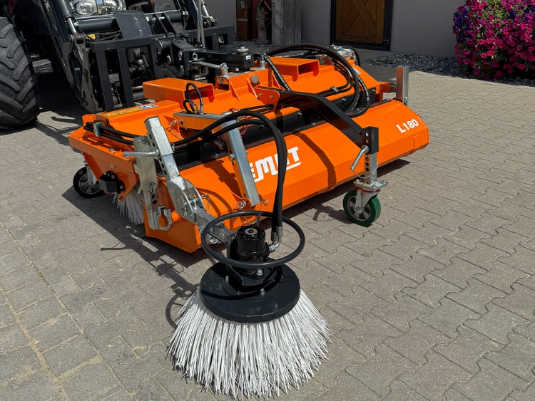 Orange Anbaukehrmaschine mit hydraulischem Seitenbesen für Hof und Betriebsgelände.