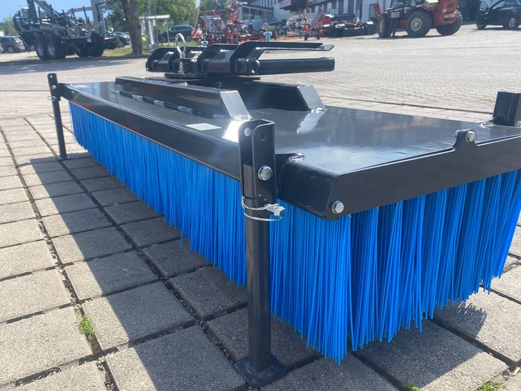 Detailansicht eines Anbaukehrbesens mit langlebigen blauen Kunststoffborsten.