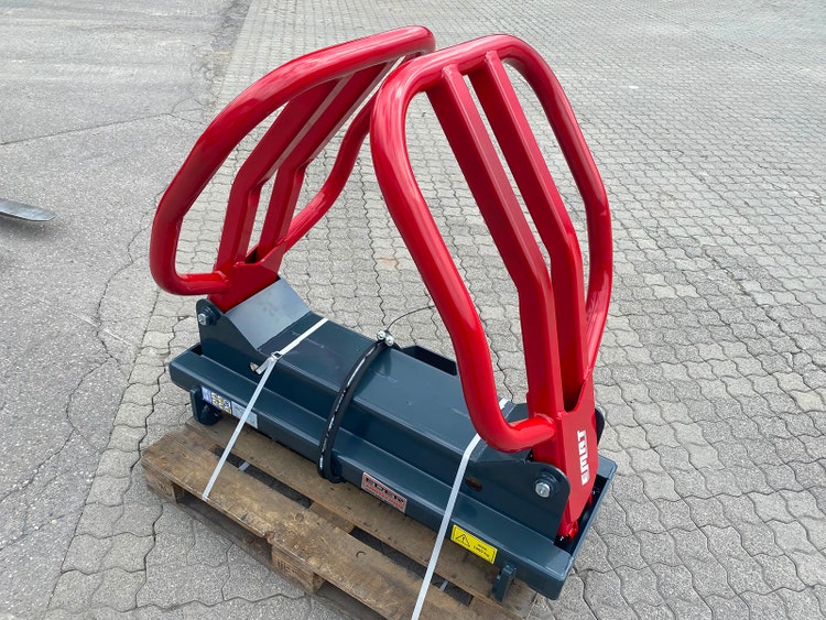 Hydraulischer Ballengreifer mit zwei großen Greifbügeln und stabilem Anbaurahmen.