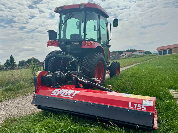 Bild von einem EMAT Mulchgerät mit einem Traktor.