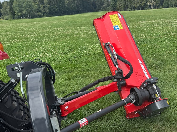 Bild von einem EMAT Mulchgerät mit einem Traktor.