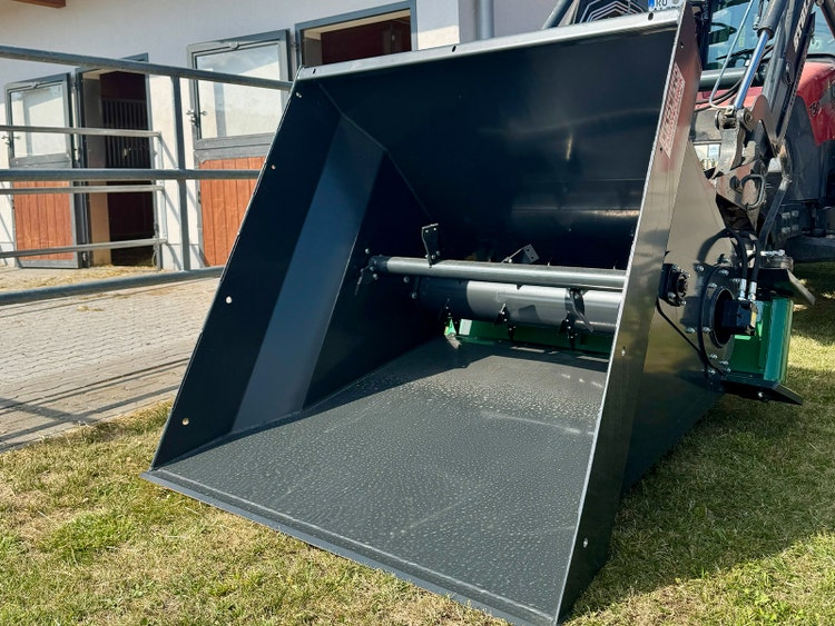 Einstreuschaufel für den Frontlader mit integriertem Rotor und Förderband.