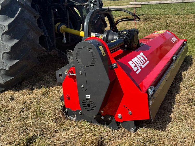 Bild von einem Talex ECO H Muchgerät wie es mit einem Traktor gezogen wird.