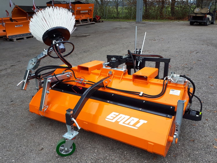 Orange Kehrmaschine L180 mit hydraulischem Seitenbesen für Hoflader und Traktor.