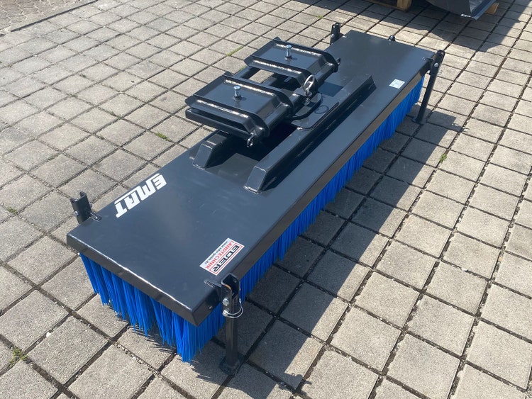 Anbaukehrbesen mit blauen Borsten für Traktor, Hoflader und Frontlader.