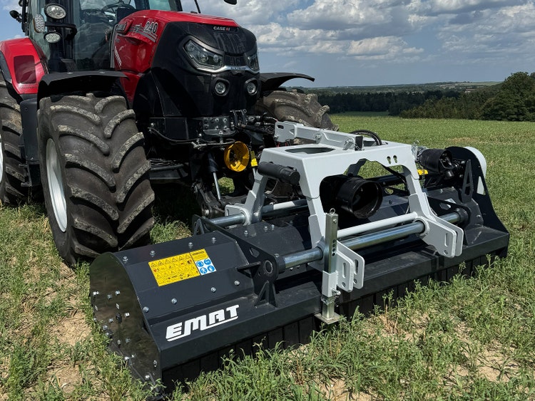 Bild von einem EMAT Mulchgerät mit einem Traktor.