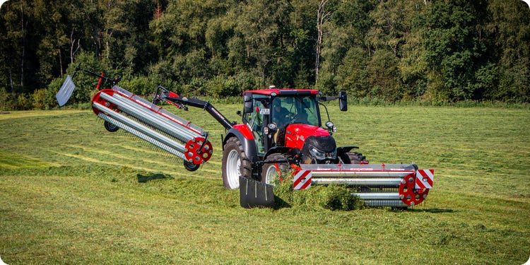Case IH Vestrum mit einem Frontschwader und Heckschwader von BB Umwelttechnik im Grünland
