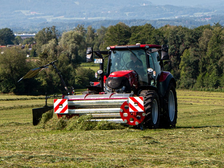 Case IH Vestrum mit einem Frontschwader Standard von BB Umwelttechnik im Grünland