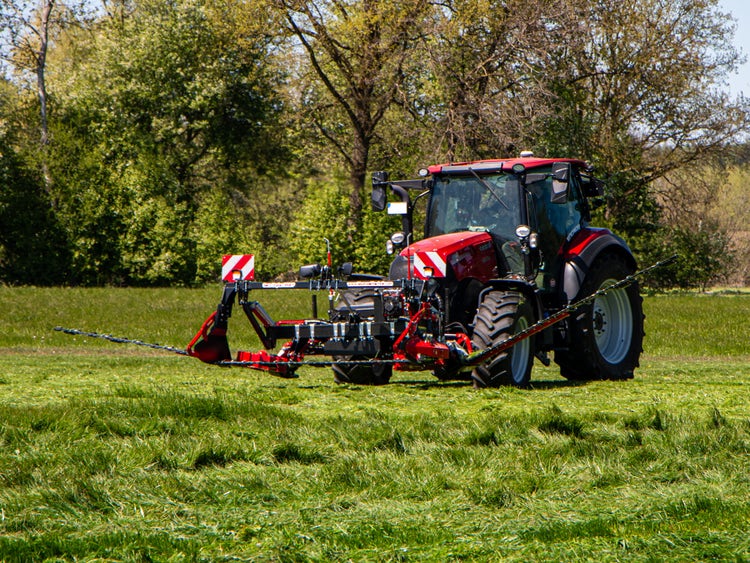 Case IH Vestrum mit einem BB-Umwelttechnik Seco Duplex Frontschmetterling Mähwerk im Grünland