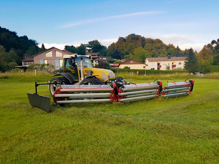 Rigitrac Traktor mit 3-Teiligem Kammschwader