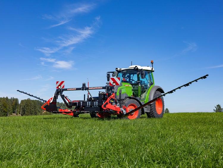 Traktor mit Schmetterlingsmähwerk von BB-Umwelttechnik im Grünland.