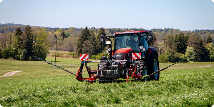 Case IH Vestrum mit einem BB-Umwelttechnik Seco Duplex Frontschmetterling Mähwerk im Grünland