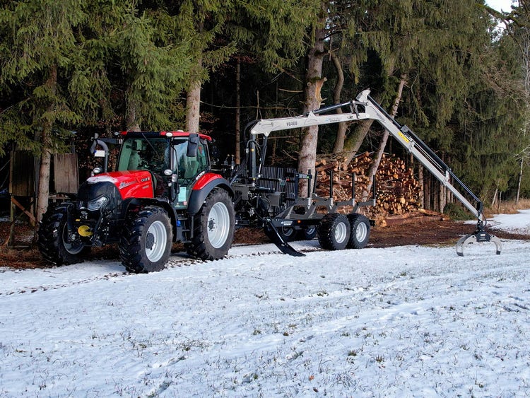 Case IH Traktor mit einem Trejon Multiforest MF1202 TEC Rückewagen