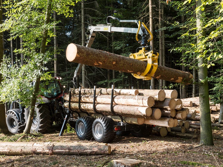 Traktor mit einem Trejon Multiforest MF1050 Rückewagen