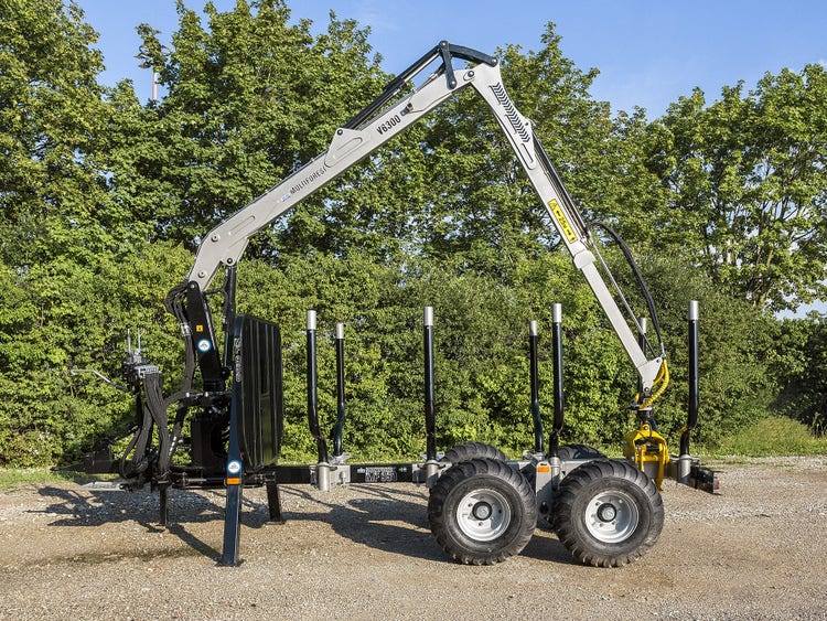 Traktor mit einem Trejon Multiforest MF950 Rückewagen