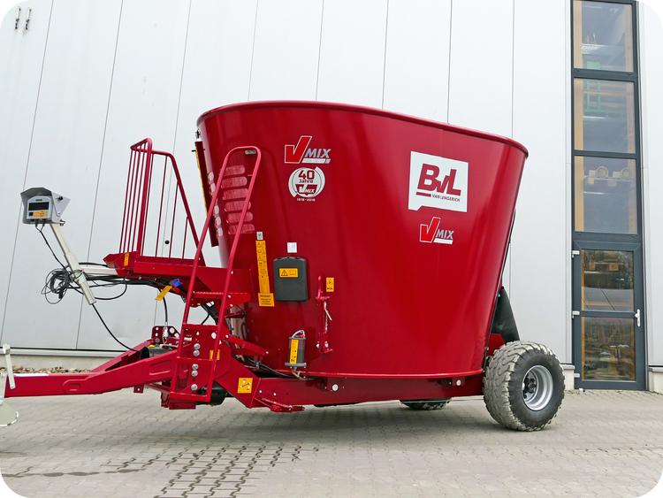 BvL V-MIX Futtermischwagen mit Mischbehälter vor Industriegebäude
