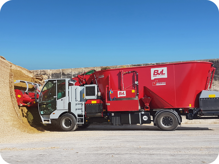 BvL V-MIX Drive Selbstfahrender Futtermischwagen beim Laden von Silage