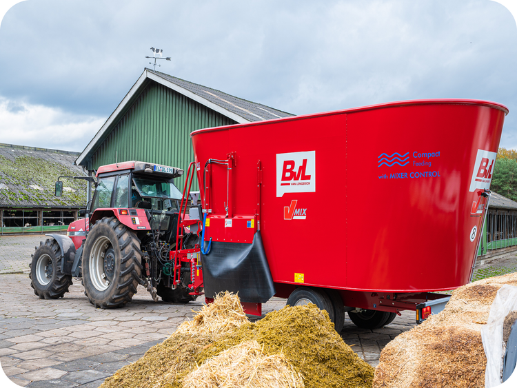BvL V-MIX Zweischneckenmischer beim Einsatz auf dem Bauernhof neben Traktor