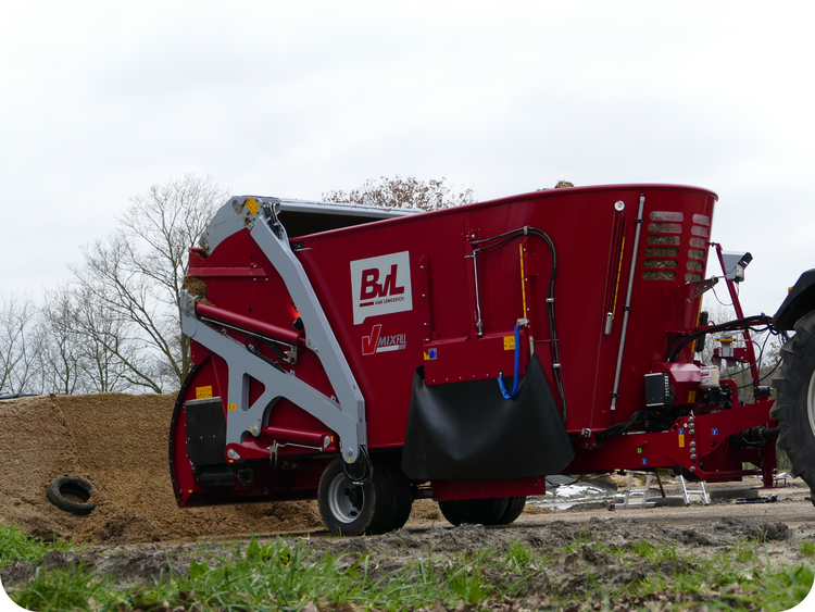 BvL V-MIX Fill Plus LS Pro Futtermischwagen beim Selbstladen von Silage am Hof