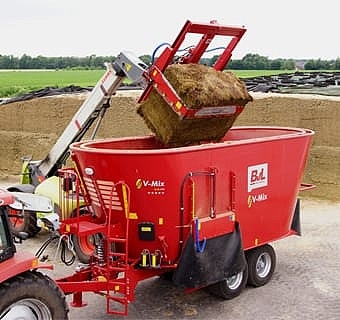 Bild eines Futtermischwagens von BvL in roter Farbe