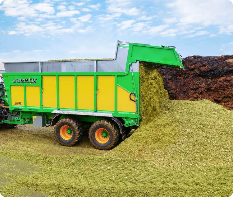 Silage wird von einem Joskin Drakkar abgeladen