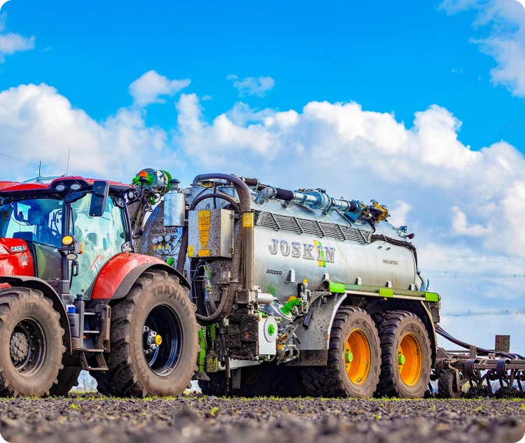 Joskin Volumentra Güllefass wird von einem Case IH Puma über ein Feld gezogen