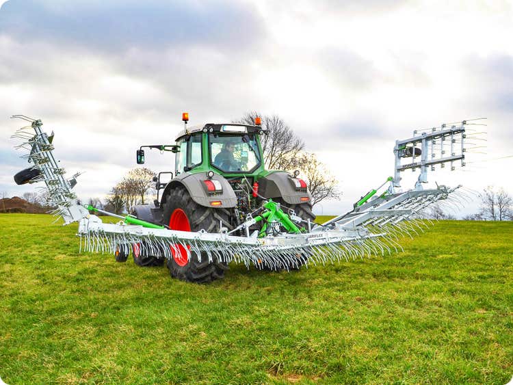 Scariflex R6S6 auf einem Feld und wird ausgefahren