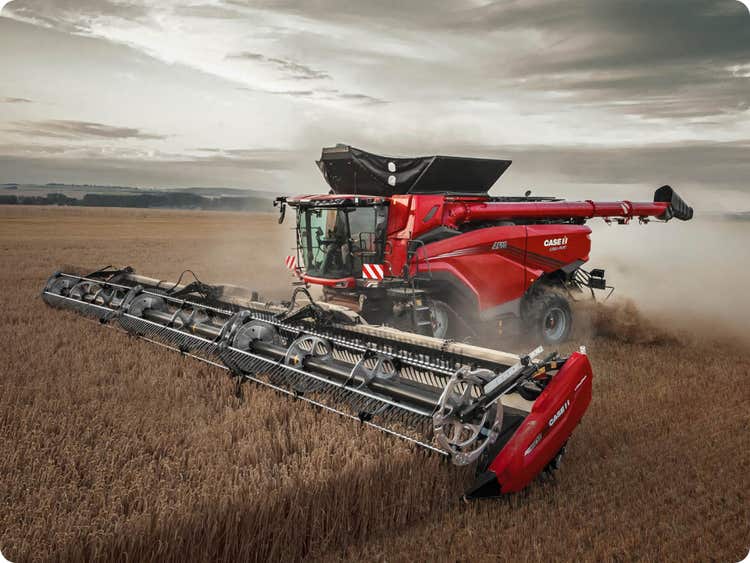 Case IH Mähdrescher Modell AF 10 mäht ein Feld