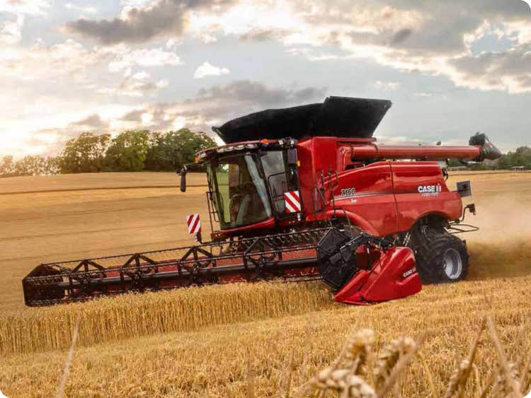 Case IH Mähdrescher Modell 7160 mäht ein Feld