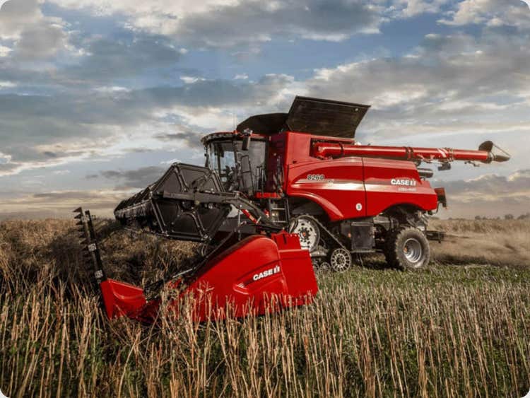 Case IH Mähdrescher Modell 9260 mäht ein Feld
