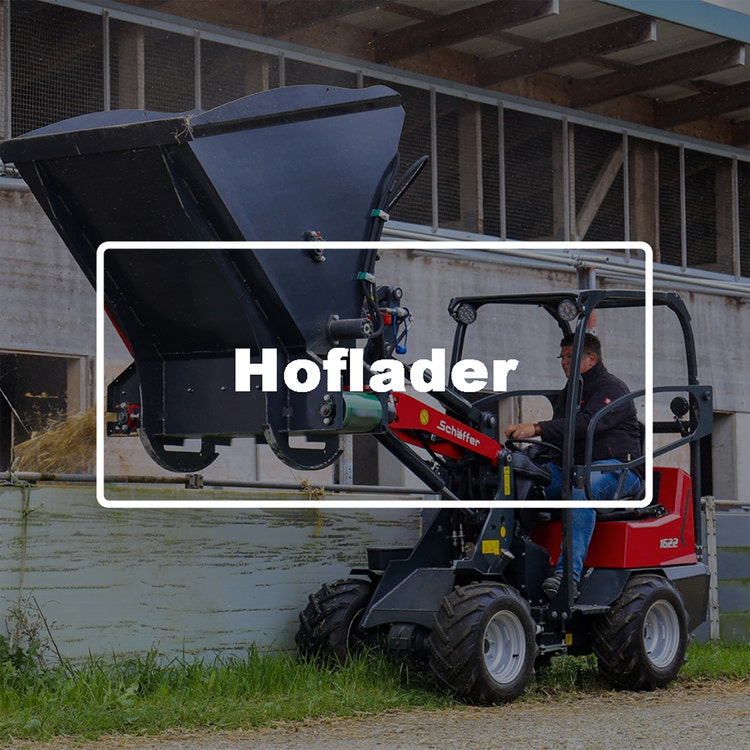 Bild eines Schäffer Hofladers bei der Arbeit mit Schriftzug Hoflader und Verlinkung auf die Produktdetailseite