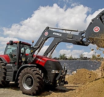 Bild eines roten Case Traktors mit Frontlader