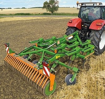 Bild eines Grubbers an einem Traktor montiert