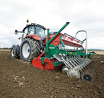Sähmaschine von Regent an Traktor montiert