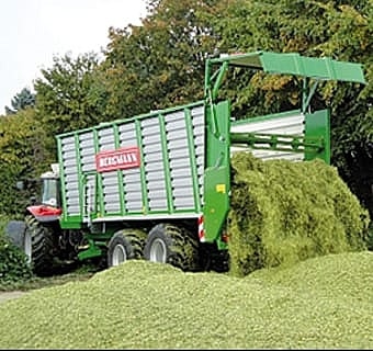 Grüner Häckseltransporter