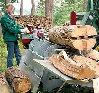 Bild eines Mannes an einem Holzspalters