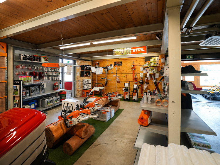 Bild Lager Pähl Landtechnik Filiale von der STIHL Wand