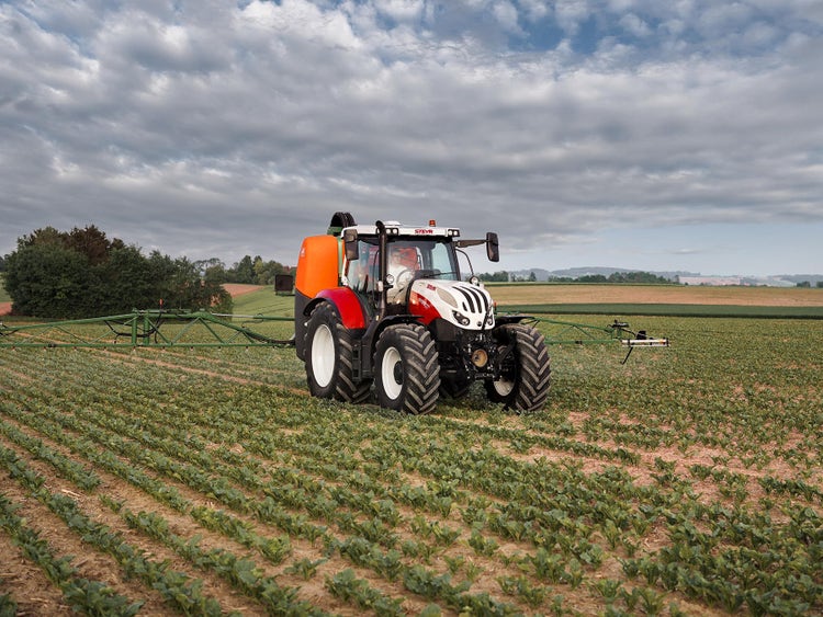 Steyr Profi CVT bei der Feldarbeit