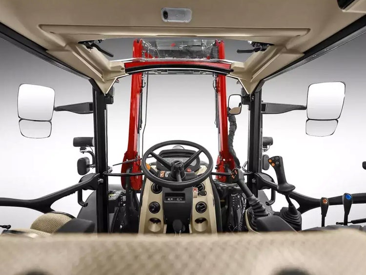 Farmall 120 C Innenraum