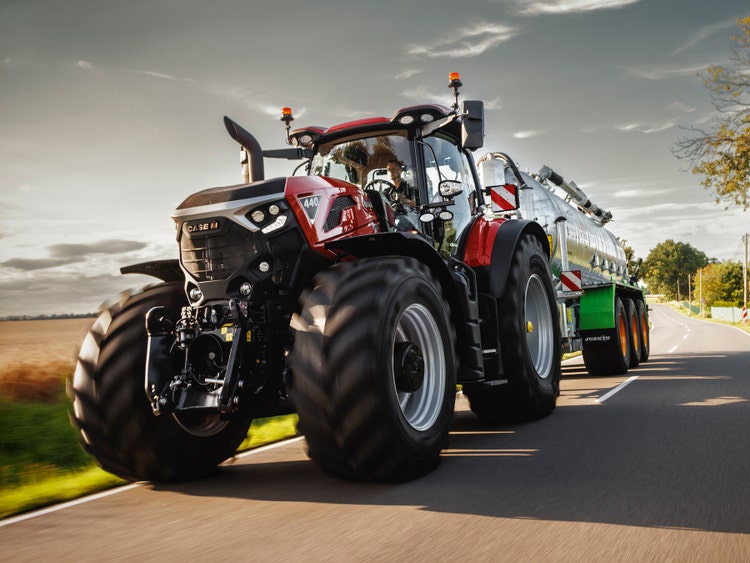 Case IH Optum 440 mit einem Joskin Tridem Fass auf der Straße