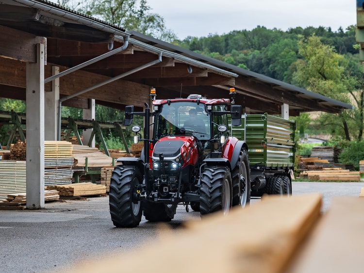 Farmall 120 C Holztransport im Sägewerk
