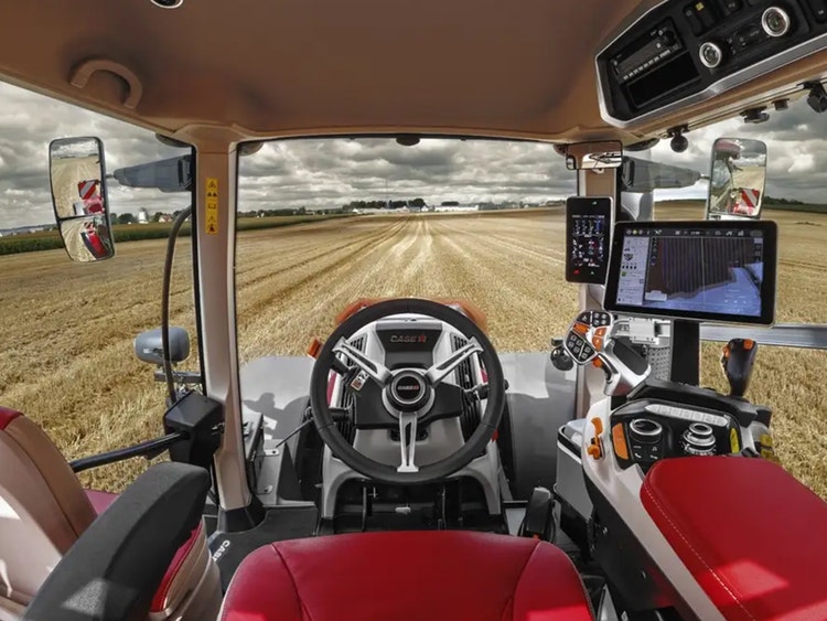 Case IH Optum 440 Innenansicht Kabine mit Leder Ausstattung auf einem Feld
