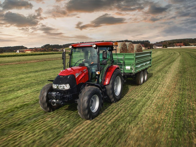 Case IH Farmall 75 A Ballentransport auf dem Feld